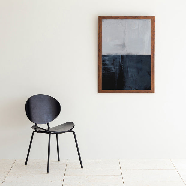 KANADEMONOの白と黒のシンプルなコントラストが独特の世界観をもつシックモダンなアートA1＋ブラウン木製フレーム（コーディネート例）