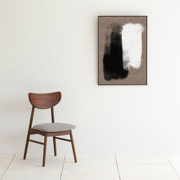KANADEMONOのブラウンに白と黒の大胆なペイントが空間を引き締めるシックモダンな抽象画アートA1＋ブラックフレーム（コーディネート例）