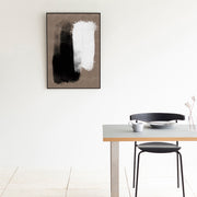 KANADEMONOのブラウンに白と黒の大胆なペイントが空間を引き締めるシックモダンな抽象画アートA1＋ブラックフレーム（ダイニング使用例）