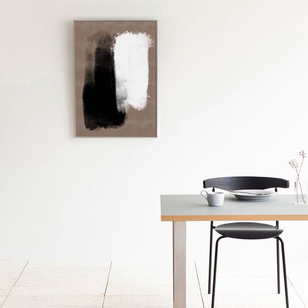 KANADEMONOのブラウンに白と黒の大胆なペイントが空間を引き締めるシックモダンな抽象画アートA1＋シルバーフレーム（ダイニング使用例）