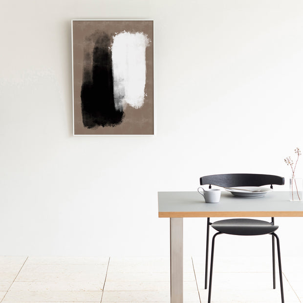 KANADEMONOのブラウンに白と黒の大胆なペイントが空間を引き締めるシックモダンな抽象画アートA1＋ホワイトフレーム（ダイニング使用例）