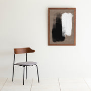 KANADEMONOのブラウンに白と黒の大胆なペイントが空間を引き締めるシックモダンな抽象画アートA1＋ブラウン木製フレーム（コーディネート例）