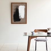 KANADEMONOのブラウンに白と黒の大胆なペイントが空間を引き締めるシックモダンな抽象画アートA1＋ブラウン木製フレーム（ダイニング使用例）