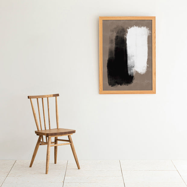 KANADEMONOのブラウンに白と黒の大胆なペイントが空間を引き締めるシックモダンな抽象画アートA1＋ナチュラル木製フレーム（コーディネート例）