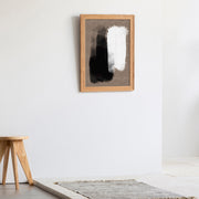 KANADEMONOのブラウンに白と黒の大胆なペイントが空間を引き締めるシックモダンな抽象画アートA2＋ナチュラル木製フレーム（エントランス使用例）