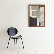 KANADEMONOのブラックやグレーの落ち着いたカラーでまとめたスタイリッシュモダンな抽象画アートA1＋ブラウン木製フレーム（コーディネート例）