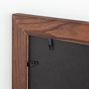 KANADEMONOのモノトーンでラフに描かれた筆のタッチが無骨な印象のモダンアートA1＋ブラウン木製フレーム（フレーム裏面）