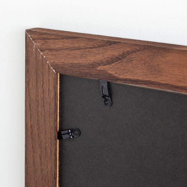 KANADEMONOのベージュにグレーのドローイングが優しい印象のナチュラルモダンなラインアートA1＋ブラウン木製フレーム（フレーム裏面）