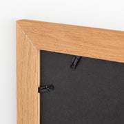 KANADEMONOのモノトーンでラフに描かれた筆のタッチが無骨な印象のモダンアートA1＋ナチュラル木製フレーム（フレーム裏面）