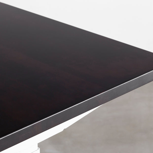 シックな印象のブラックブラウンのラバーウッド天板と、ホワイトの電動昇降脚を組み合わせた、デザイン性も機能性もスマートなテーブル（天板）