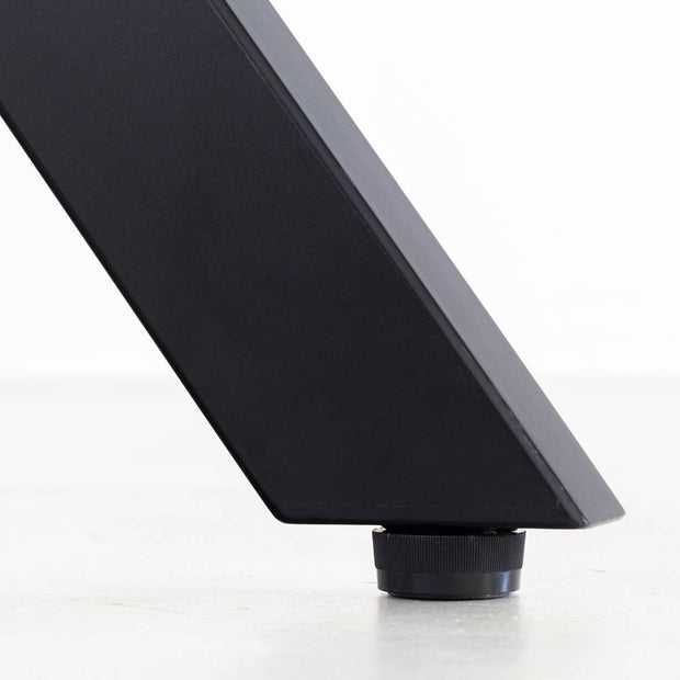 KanademonoのアイアンチューブのXラインが珍しくデザイン性の高いカフェテーブル脚（アジャスター）