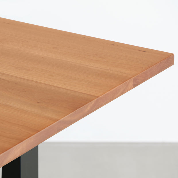 KANADEMONOのブラックチェリー天板とマットブラックのIライン鉄脚を組み合わせたシンプルモダンなテーブル（角）
