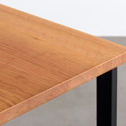 KANADEMONOのブラックチェリー天板とマットブラックのレクタングル鉄脚を組み合わせたシンプルモダンなテーブル（天板角）