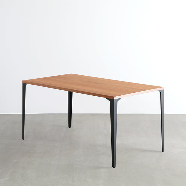 KANADEMONOのブラックチェリー天板とマットブラックのソリッドピン鉄脚を組み合わせたシンプルモダンなテーブル