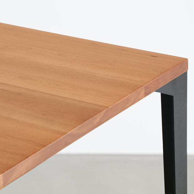 KANADEMONOのブラックチェリー天板とマットブラックのソリッドピン鉄脚を組み合わせたシンプルモダンなテーブル（角）