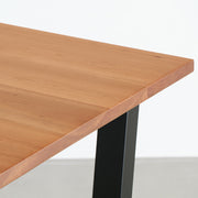 KANADEMONOのブラックチェリー天板とマットブラックのトラペゾイド鉄脚を組み合わせたシンプルモダンなテーブル（角）