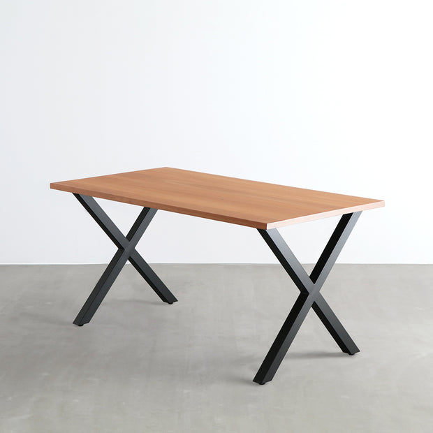 KANADEMONOのブラックチェリー天板とマットブラックのXライン鉄脚を組み合わせたシンプルモダンなテーブル
