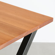 Kanademonoのブラックチェリー天板とマットクリア塗装仕上げのＸライン鉄脚を組み合わせたテーブル（角）