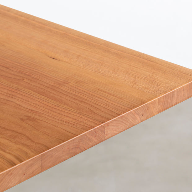 KANADEMONOのブラックチェリー天板にホワイトのIライン鉄脚を組み合わせたシンプルモダンなテーブル（角）