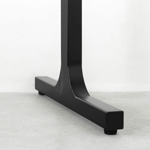 KANADEMONOのウォルナット天板にブラックのIライン鉄脚を組み合わせたシンプルモダンなテーブル（脚）