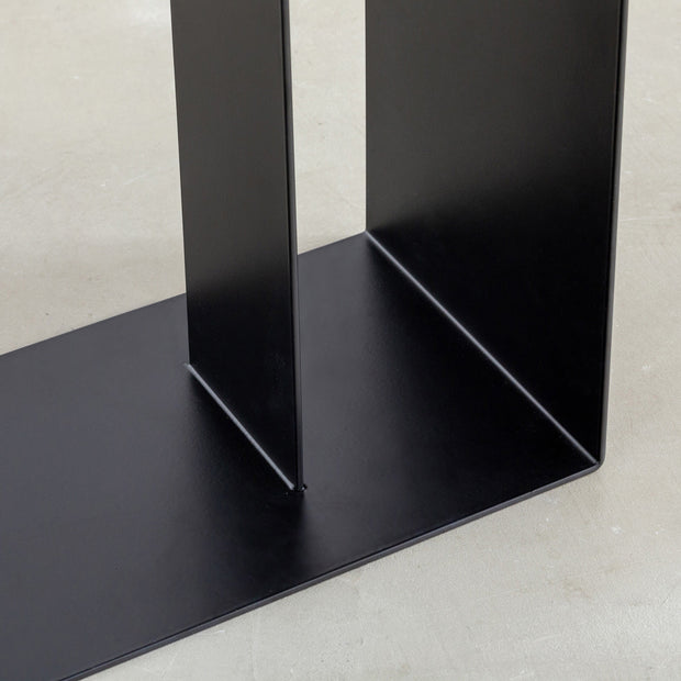 kanademonoのマットブラック鉄で作られた使い勝手の良い2wayサイドテーブル（横・床設置面）