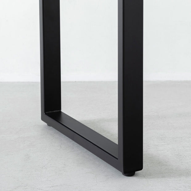 KANADEMONOのレッドオーク天板にブラックのレクタングル鉄脚を組み合わせたシンプルモダンなテーブル（脚）