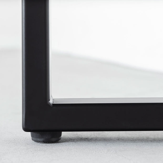 KANADEMONOのレッドオーク天板にブラックのレクタングル鉄脚を組み合わせたシンプルモダンなテーブル（アジャスター部分）