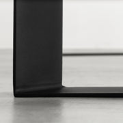 ナノテクノロジー素材を使用したオリーブのFENIX天板とマットブラックのスラッシュスクエア鉄脚を組み合わせた優れた性能と美しさを併せもつ新しいテーブル（脚元：クローズ）