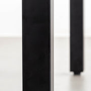 KANADEMONOのレッドオーク天板にブラックの角柱鉄脚を組み合わせたシンプルモダンなテーブル（脚）