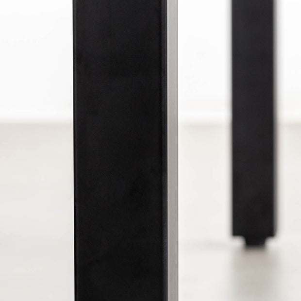 KANADEMONOのウォルナット天板にブラックの角柱鉄脚を組み合わせたシンプルモダンなテーブル（脚）
