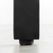 KANADEMONOのレッドオーク天板にブラックの角柱鉄脚を組み合わせたシンプルモダンなテーブル（アジャスター部分）