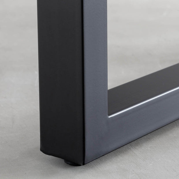 KANADEMONOのブラックチェリー天板とマットブラックのスクエア鉄脚を組み合わせたシンプルモダンなテーブル（鉄脚）