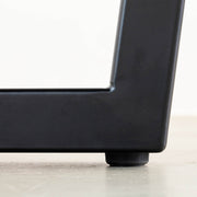 KANADEMONOのレッドオーク天板にブラックのトラペゾイド鉄脚を組み合わせたシンプルモダンなテーブル（アジャスター部分）