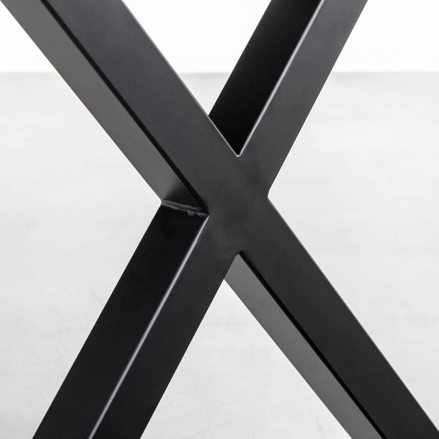KANADEMONOの配線孔BLOCK＆TRAY付きラバーウッドチークブラウン天板とマットブラックのX鉄脚を組み合わせたシンプルモダンなテーブル（脚）