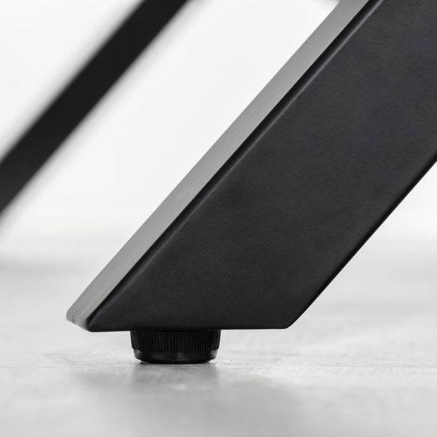 KANADEMONOの配線孔BLOCK＆TRAY付きラバーウッドアッシュ天板とマットブラックのX鉄脚を組み合わせたシンプルモダンなテーブル（アジャスター部分）