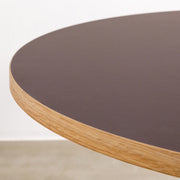 kanademonoのリノリウムMAUVE天板とマットホワイト4pinアイアン脚を組み合わせたラウンド型100cmのカフェテーブル（天板表面）