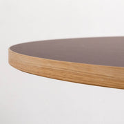 kanademonoのリノリウムMAUVE天板とマットホワイト4pinアイアン脚を組み合わせたラウンド型65cmのカフェテーブル（天板厚み）