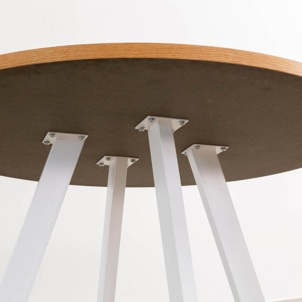 kanademonoのリノリウムMUSHROOM天板とマットホワイト4pinアイアン脚を組み合わせたラウンド型100cmのカフェテーブル（脚接着面）
