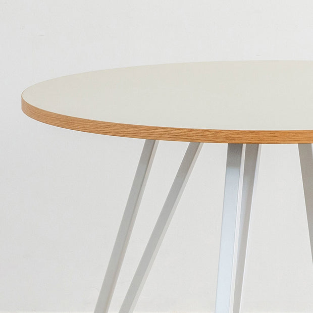 THE CAFE TABLE / リノリウム　White Steel トライアングル 4pin × ラウンド φ81 - 100