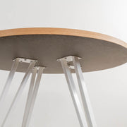 KanademonoのリノリウムMUSHROOM天板とトライアングルホワイト脚4本を組み合わせたラウンド型の直径100cmカフェテーブル（天板接着面）