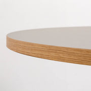 kanademonoのリノリウムPEBBLE天板とマットホワイト4pinアイアン脚を組み合わせたラウンド型100cmのカフェテーブル（天板厚み）