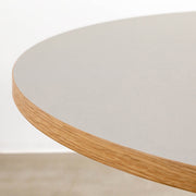 kanademonoのリノリウムPEBBLE天板とマットホワイト4pinアイアン脚を組み合わせたラウンド型100cmのカフェテーブル（天板表面）