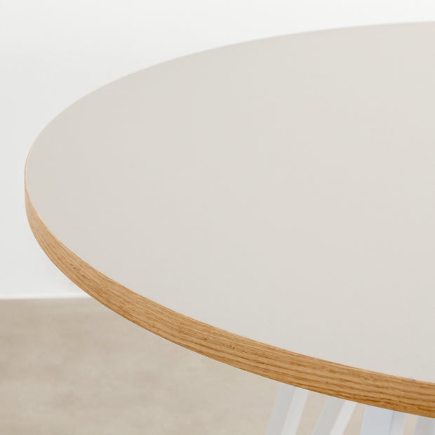 KanademonoのリノリウムPEBBLE天板とトライアングルホワイト脚3本を組み合わせたラウンド型のカフェテーブル（天板表面）