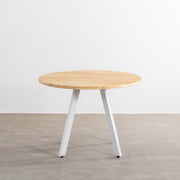 かなでもののラバーウッドの天板とホワイトの4pinアイアン脚を組み合わせたすっきりとしたデザインの直径100cmのカフェテーブル（正面）