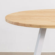 かなでもののラバーウッドの天板とホワイトの4pinアイアン脚を組み合わせたすっきりとしたデザインの直径100cmのカフェテーブル（天板と脚）