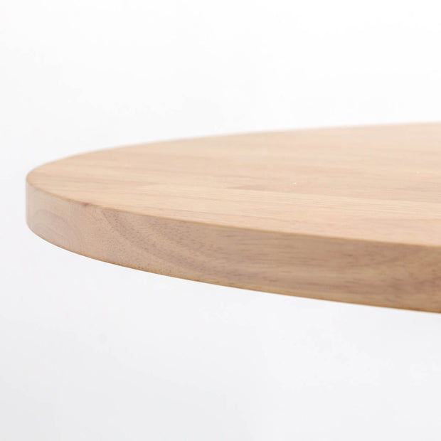 かなでもののラバーウッドアッシュの天板とマットブラックの4pinアイアン脚を組み合わせたすっきりとしたデザインの直径100cmのカフェテーブル（厚み）