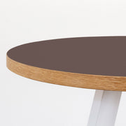 kanademonoのリノリウムMAUVE天板とマットホワイト4pinアイアン脚を組み合わせたラウンド型65cmのカフェテーブル（天板と脚）