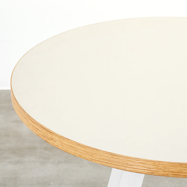 kanademonoのリノリウムMUSHROOM天板とマットホワイト4pinアイアン脚を組み合わせたラウンド型65cmのカフェテーブル（天板）