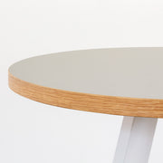kanademonoのリノリウムPEBBLE天板とマットホワイト4pinアイアン脚を組み合わせたラウンド型65cmのカフェテーブル（天板と脚）
