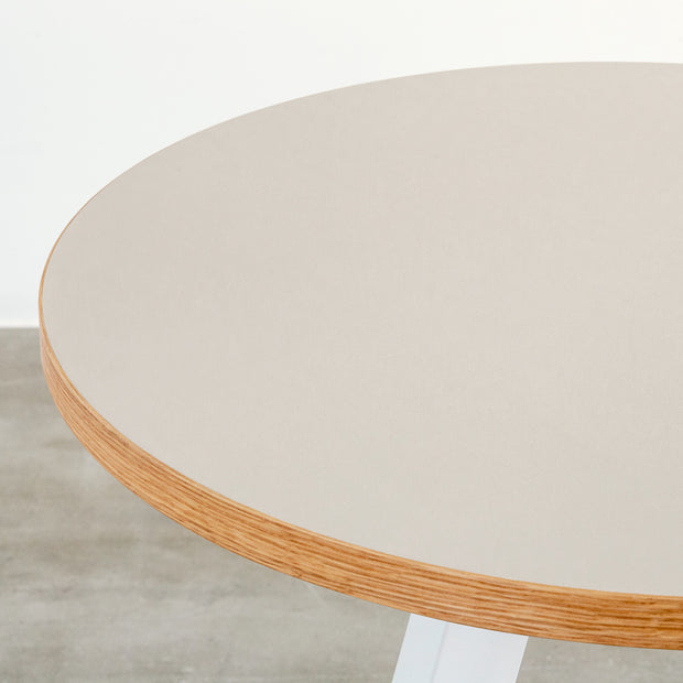kanademonoのリノリウムPEBBLE天板とマットホワイト4pinアイアン脚を組み合わせたラウンド型65cmのカフェテーブル（天板）